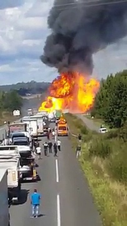 Camión que transportaba bombonas de gas explota en autopista