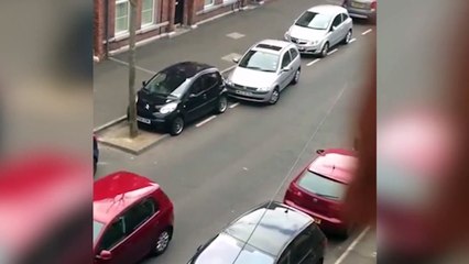Burlas a una conductora  el aparcamiento maniobras