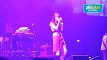 Brandon Boyd takes off shirt at Manila concert
