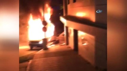 Turist Taşıyan Minibüs Park Halindeyken Alevlere Teslim Oldu