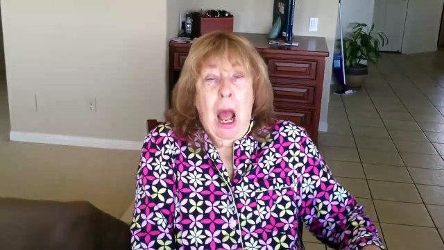 Hapşırığıyla gülme krizine sokan kadın