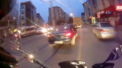 Motosikletlinin ölümden döndüğü anlar kask kamerasına yansıdı