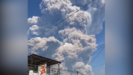 Скачать видео: Mount Sinabung erupts and spews massive columns of ash into sky