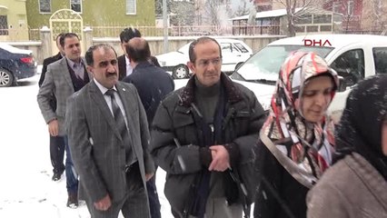 Erzurum Lapa Lapa Kar Yağışı Altında Kan Bağışı Kuyruğu-Hd