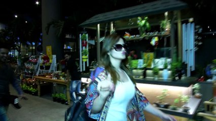 एयरपोर्ट पर बोल्ड लुक में SPOT हुई ZAREEN KHAN