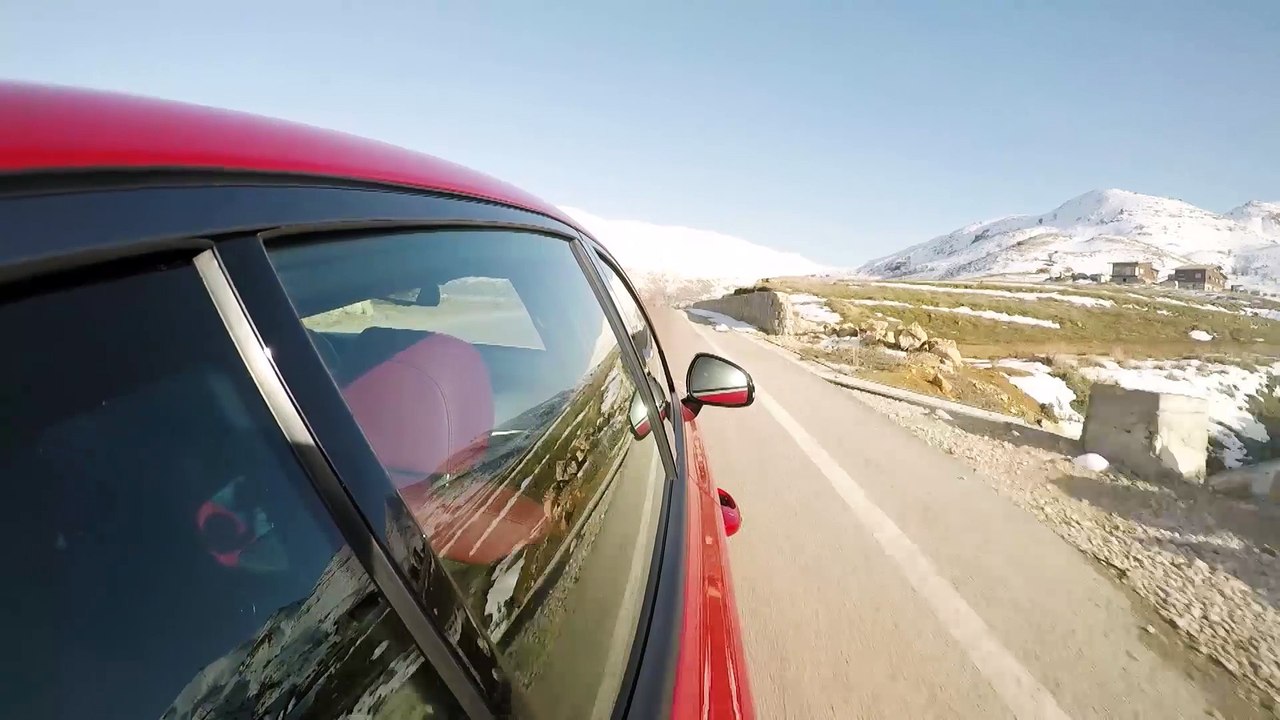 اختبار قيادة سيارة الـ "KIA Stinger" على طريق ج...