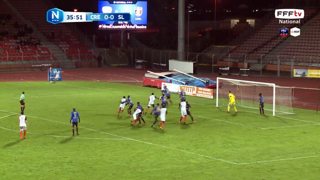 Corner bien tiré suivit d'une frappe!