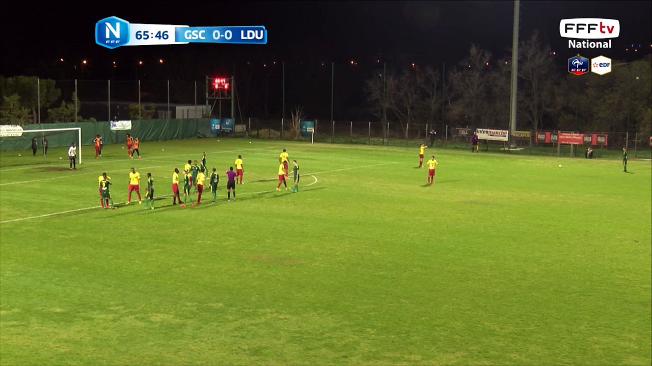 Coup franc bien frappe mais la tête de SOILHI n'est pas cadrée.