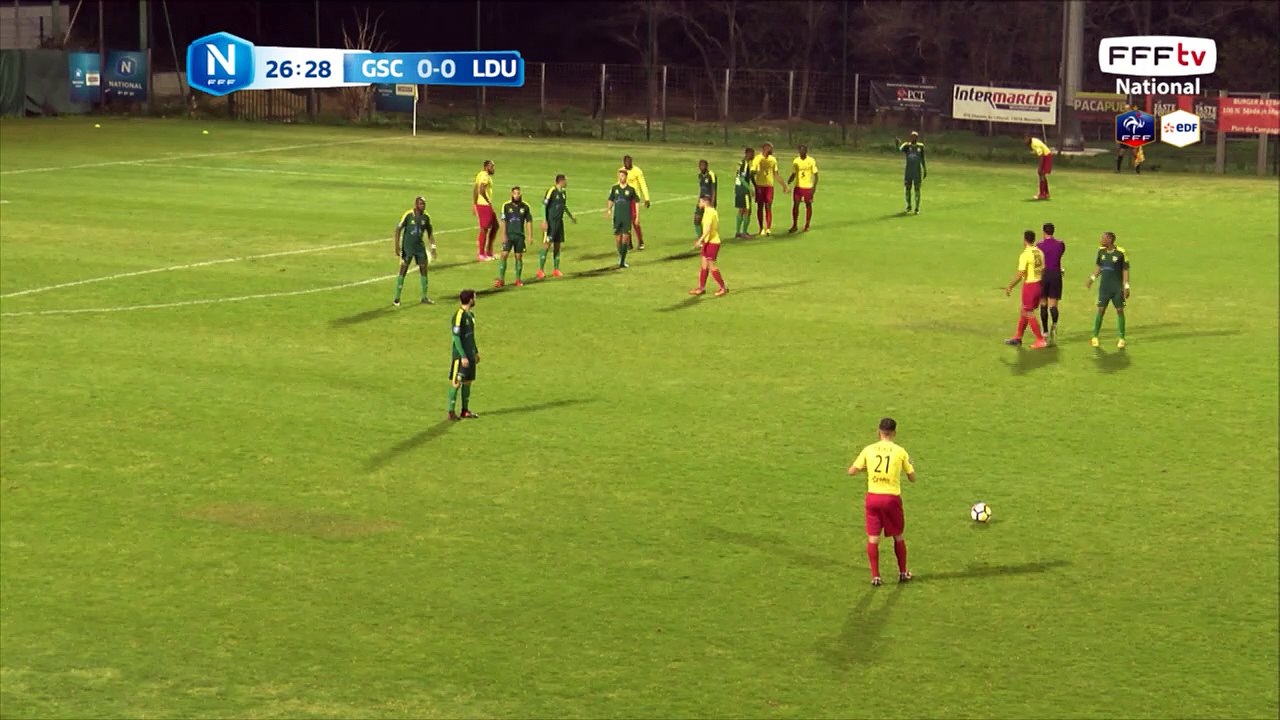 Coup franc bien frappé mais y a une position de hors jeu.