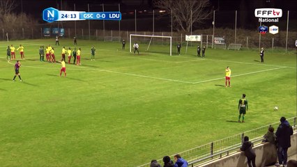 Coup franc très bien tiré par SERGIO mais repoussé par la défense de Lyon.