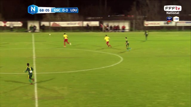 La frappe est captée par le gardien.