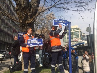 ABD Büyükelçiliği Önündeki Caddeye "Zeytin Dalı" Tabelası Asıldı