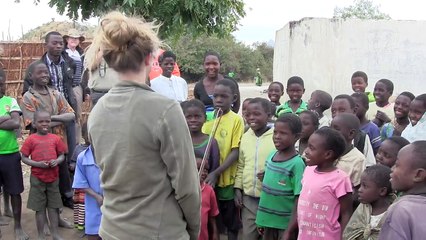Des enfants africains écoutent du violon pour la première fois