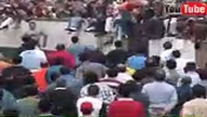 گاؤں میں آئی امیر زادی شہری لڑکی نے بیل کو چھڑا تو بیل نے کیا حشر کردیا ویڈیو دیکھیں