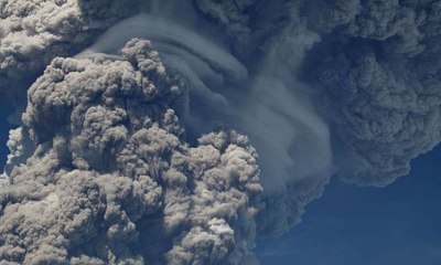 Kembali Meletus, Sinabung Keluarkan Asap Setinggi 5 Km