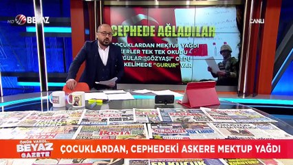 Asker, çocuklardan gelen mektupları okuyor