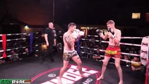 High kick incroyable de ce combattant Muay Thai au moment de sa chute