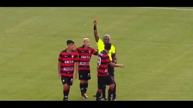 Après 10 cartons rouges, l'arbitre est obligé d'arrêter le match faute de joueurs suffisants !