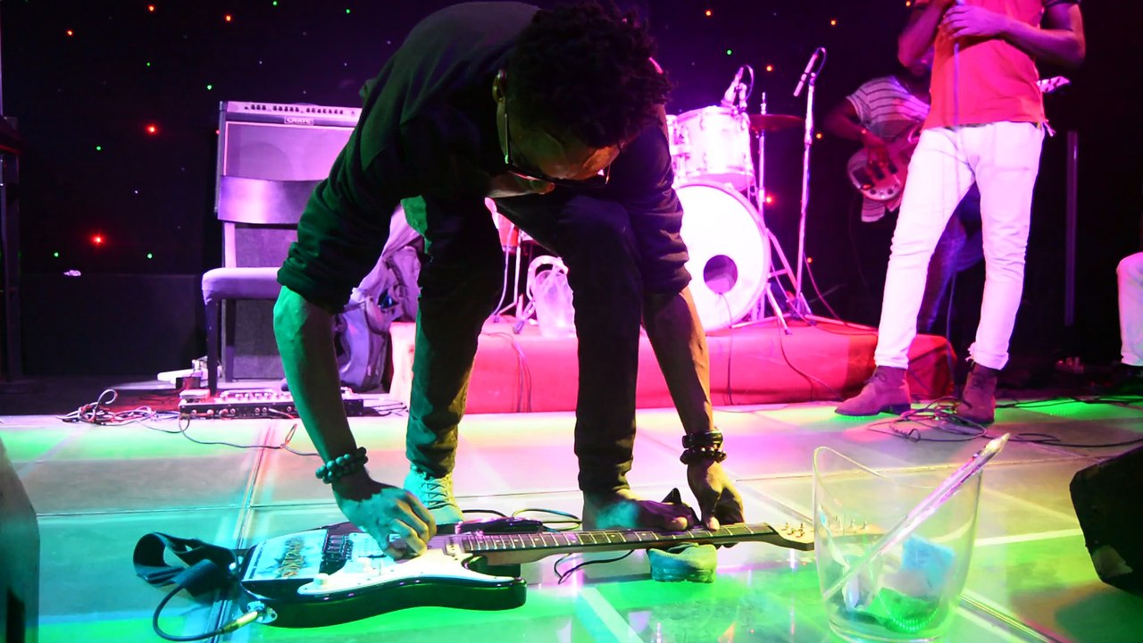 COUPE DÉCALÉ LIVE A L'ACCOUSTIC 2 PLATEAUX VALLON/ CHARLY GUITARE JOUE AVEC LES ORTEILLES