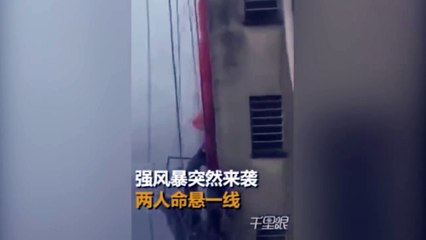 Des laveurs de vitre sur une nacelle sont pris dans une violente tempête