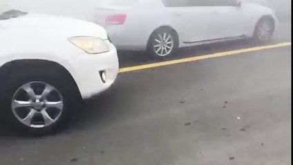 Un camion arrive à vive allure alors qu’il y a un énorme brouillard sur une autoroute