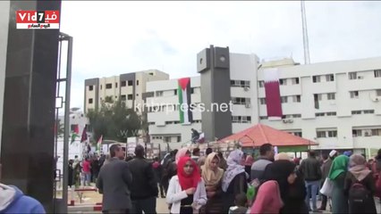 عمال النظافة فى غزة يعتدون على سفير "تميم" ويمزقون علم قطر