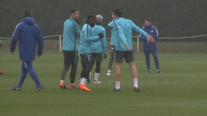 Descargar video: Chelsea's Moses and Alonso in high-five fail