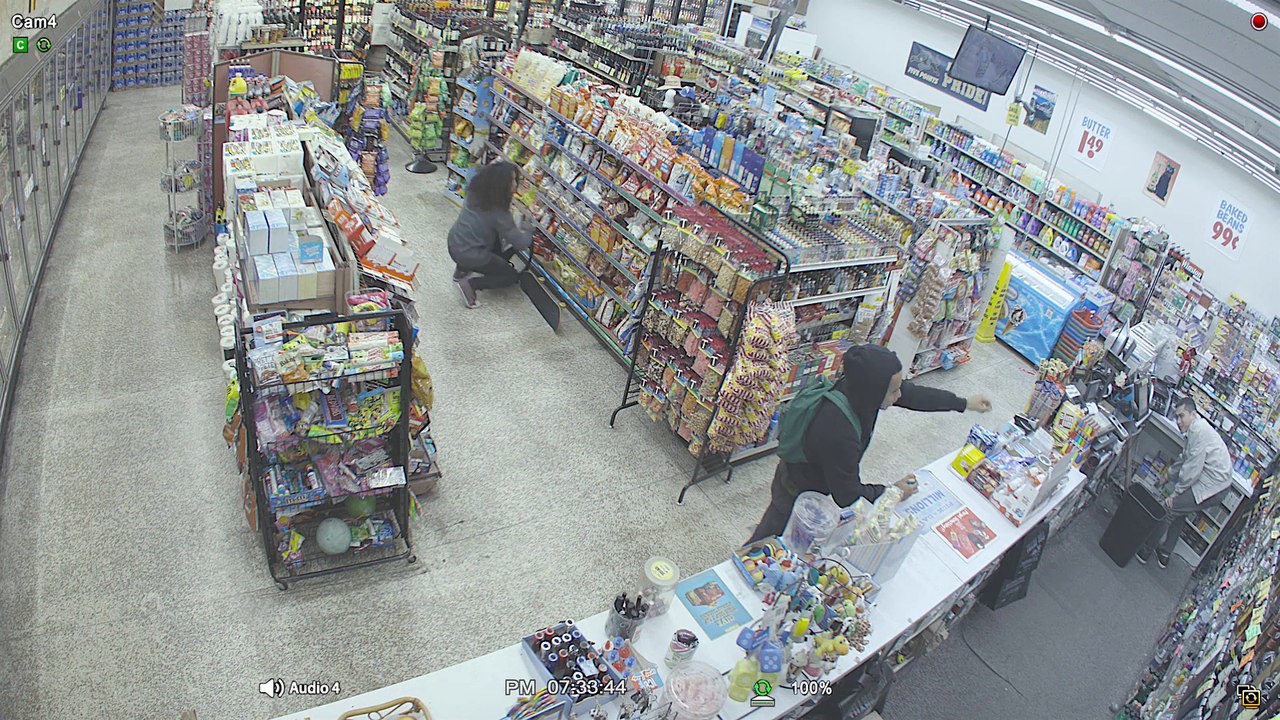 Des voleurs neutralisent un braqueur dans une supérette