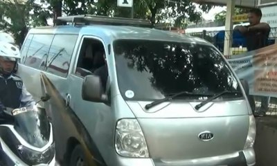 Pengemudi Protes Saat Diderek Petugas Karena Parkir Liar