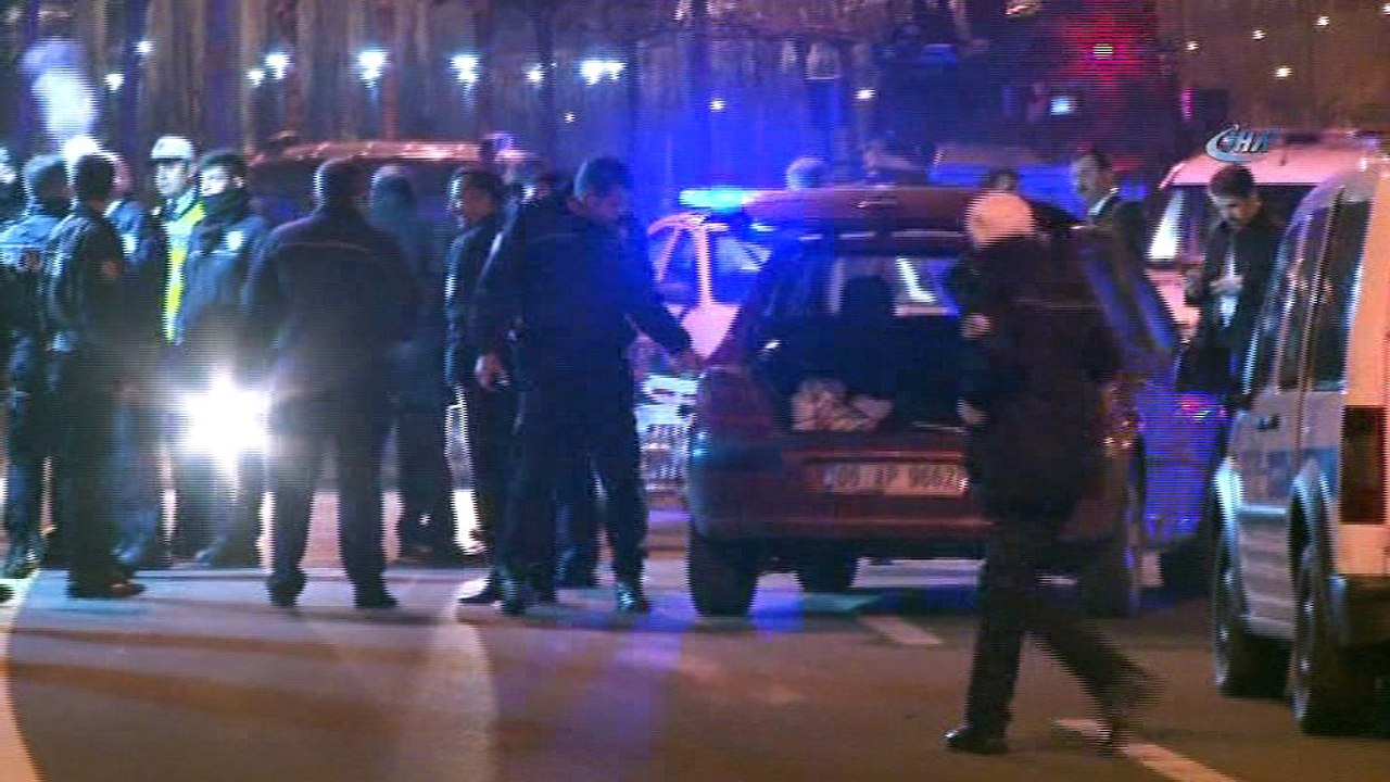 Cumhurbaşkanlığı Külliyesi önündeki dubaları aşan alkollü sürücü bariyerlere çarparak durdu