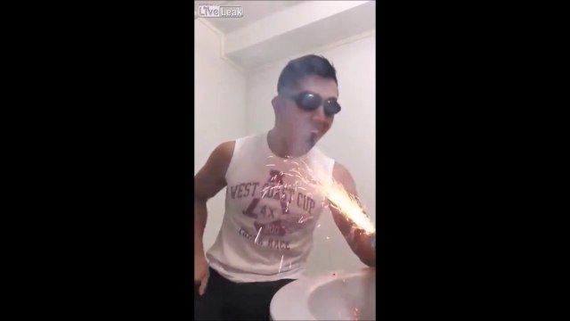 Il se brosse les dents avec un feu d'artifice... Radical