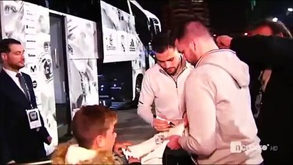 Djali kembengul per te marre autografin e Ronaldos