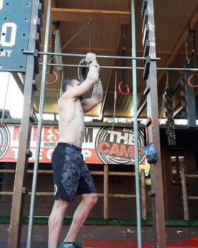 Musclé mais il se vautre en tentant des tractions !