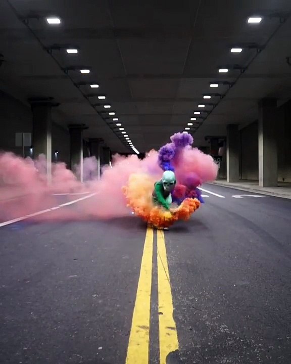 Déguisé en martien ce fou se balade avec des fumigènes dans les rues...