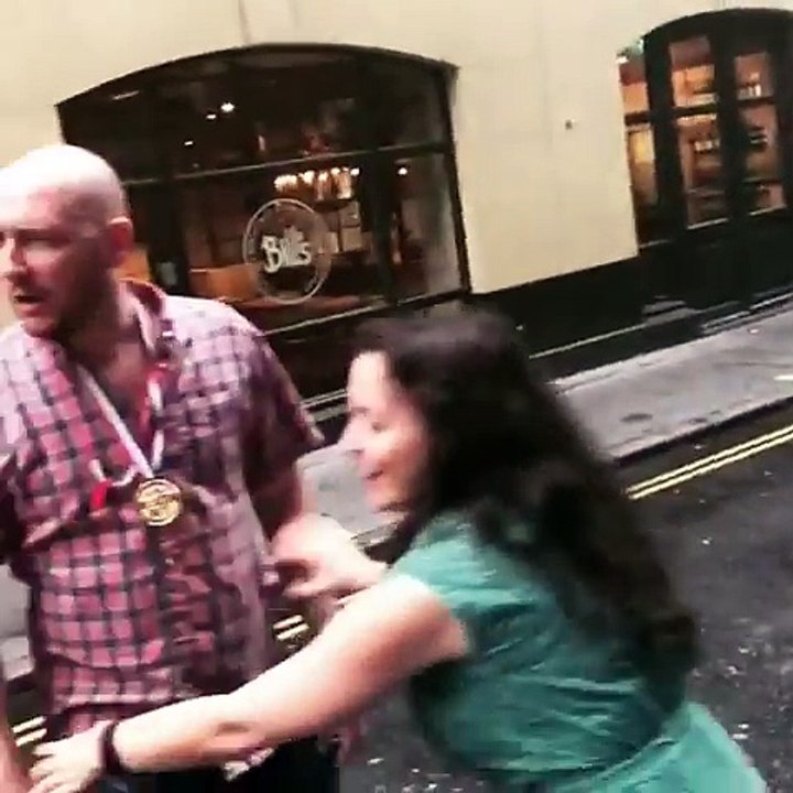 Ivres ils tentent de faire le saut de Dirty Dancing.. .LOL