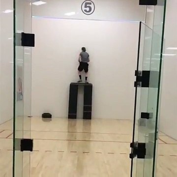 Il saute à 2m de hauteur sans élan !!!! Quelle détente !