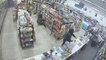 Deux hommes sont en train de voler dans un magasin et interviennent pour arrêter un braqueur
