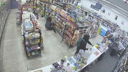 Deux hommes sont en train de voler dans un magasin et interviennent pour arrêter un braqueur