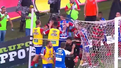Brésil  le match dégénère et l’arbitre sort 10 cartons rouges !
