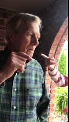 Ou est le téléphone de cet homme ?