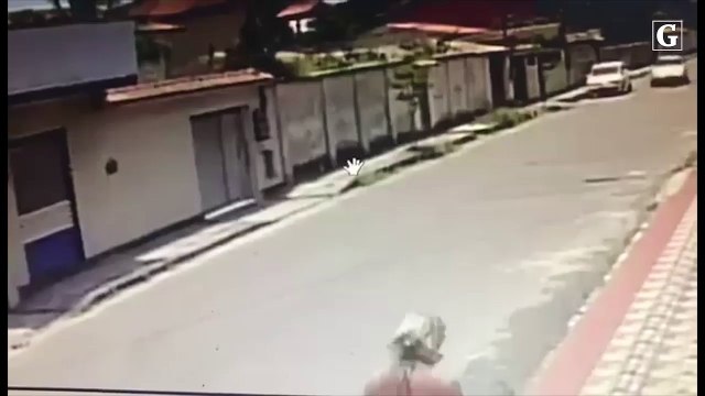 Câmera de segurança flagra carro usado em assalto