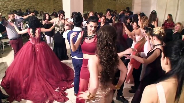 Roman Düğünü kırmızı elbiseli kıza dikkat