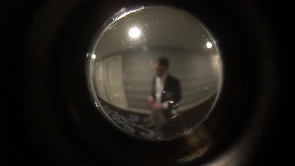 Un homme bourré se trompe de chambre d'hôtel