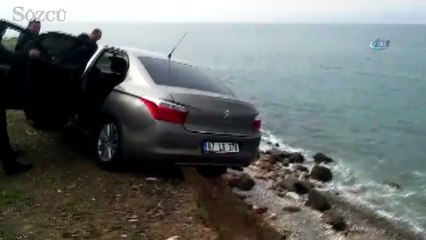 Otomobil uçuruma düşmesin diye tuttular