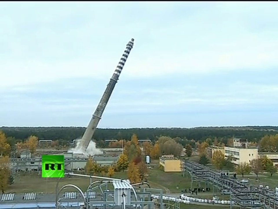 L'impressionnante démolition d'une cheminée de 150m de hauteur