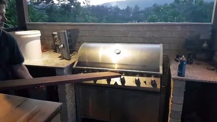 Regardez ce qu'il va trouver dans son barbecue... Terrifiant
