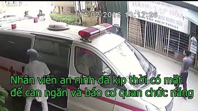 Tài xế xe con lao vào bệnh viện trả thù cả xe cấp cứu vì dám tạt đầu xe mình