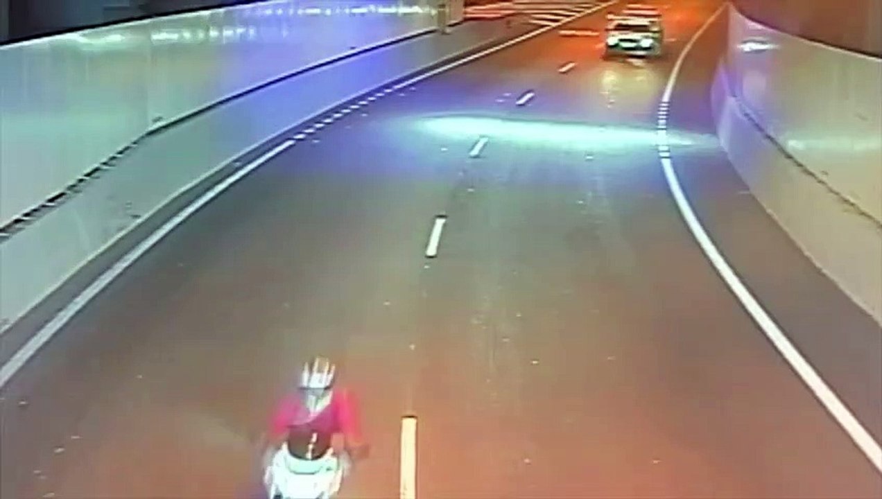 Ver para creer un colchón volador golpea a motorista