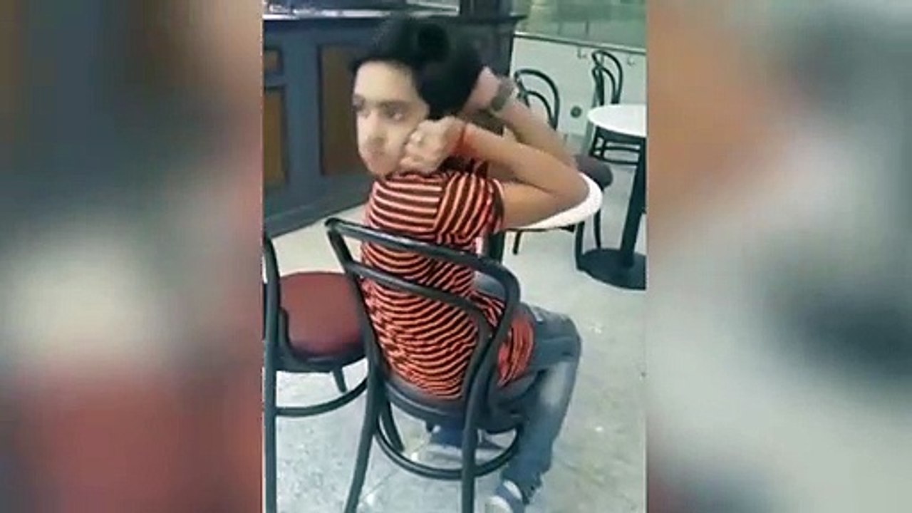 Los increíbles giros de cabeza de 180 grados del niño búho