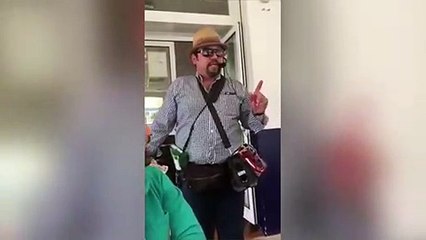 Vendedor de lotería chusco para vender un cachito